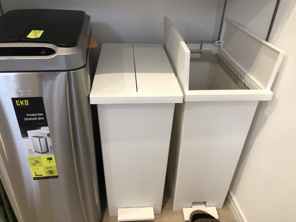 新築　キッチン　ゴミ箱　カップボード